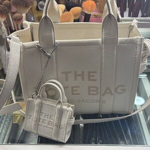 MARC JACOBS THE LEATHER SMALL TOTE BAG & CHARM BAG IN COTTON/SILVER